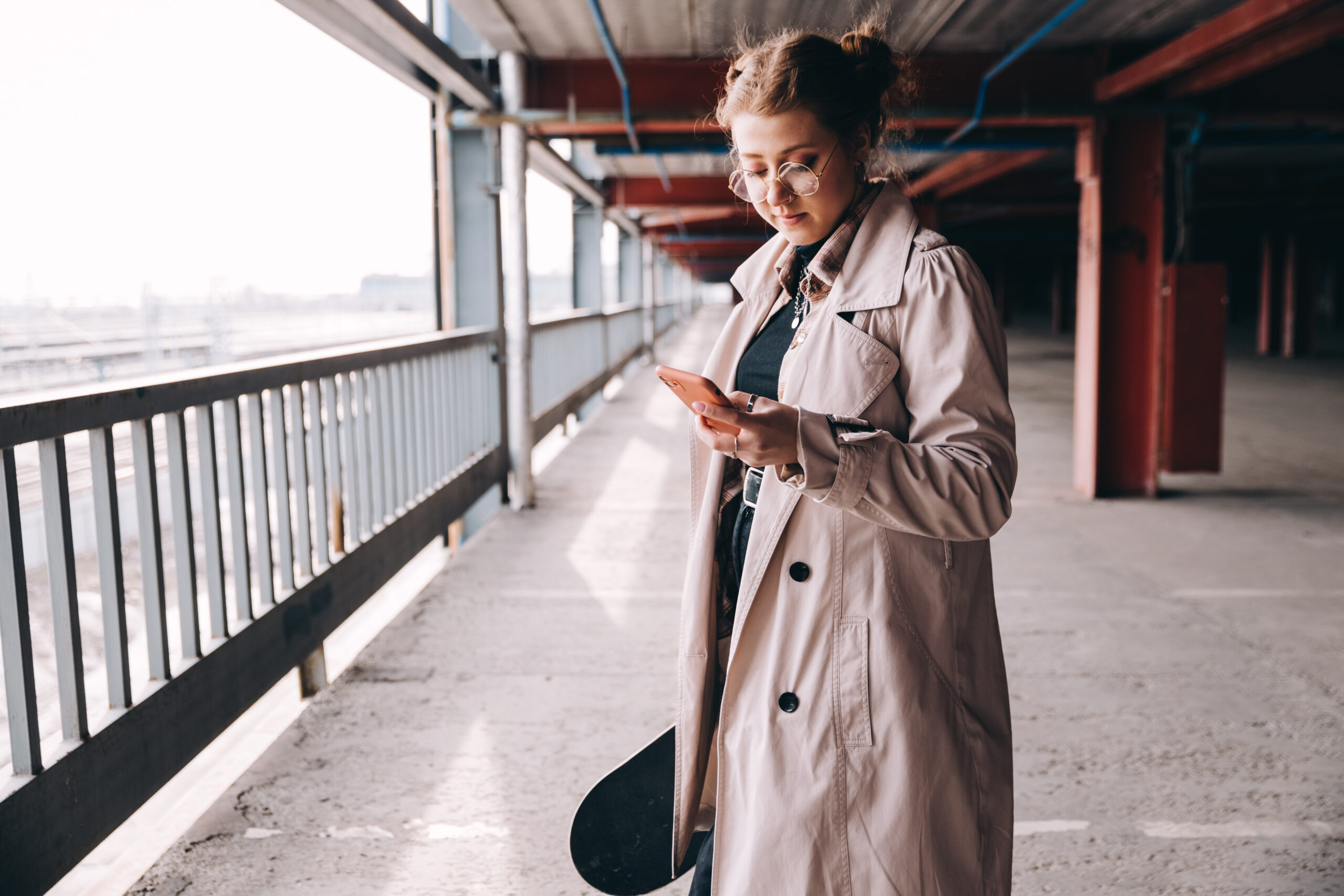 Eine junge Frau mit einem Smartphone in der Hand.