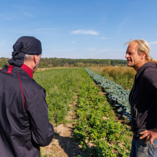 Zwei Männer stehen auf einem Feld.