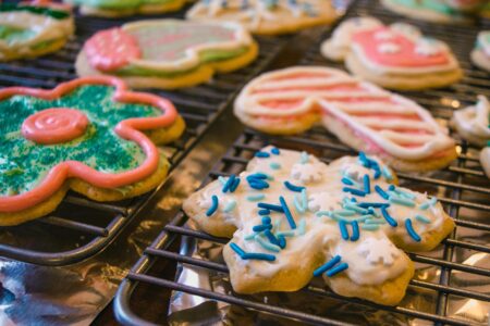 Bunt dekorierte Weihnachtsplätzchen liegen auf einem Ofenrost.