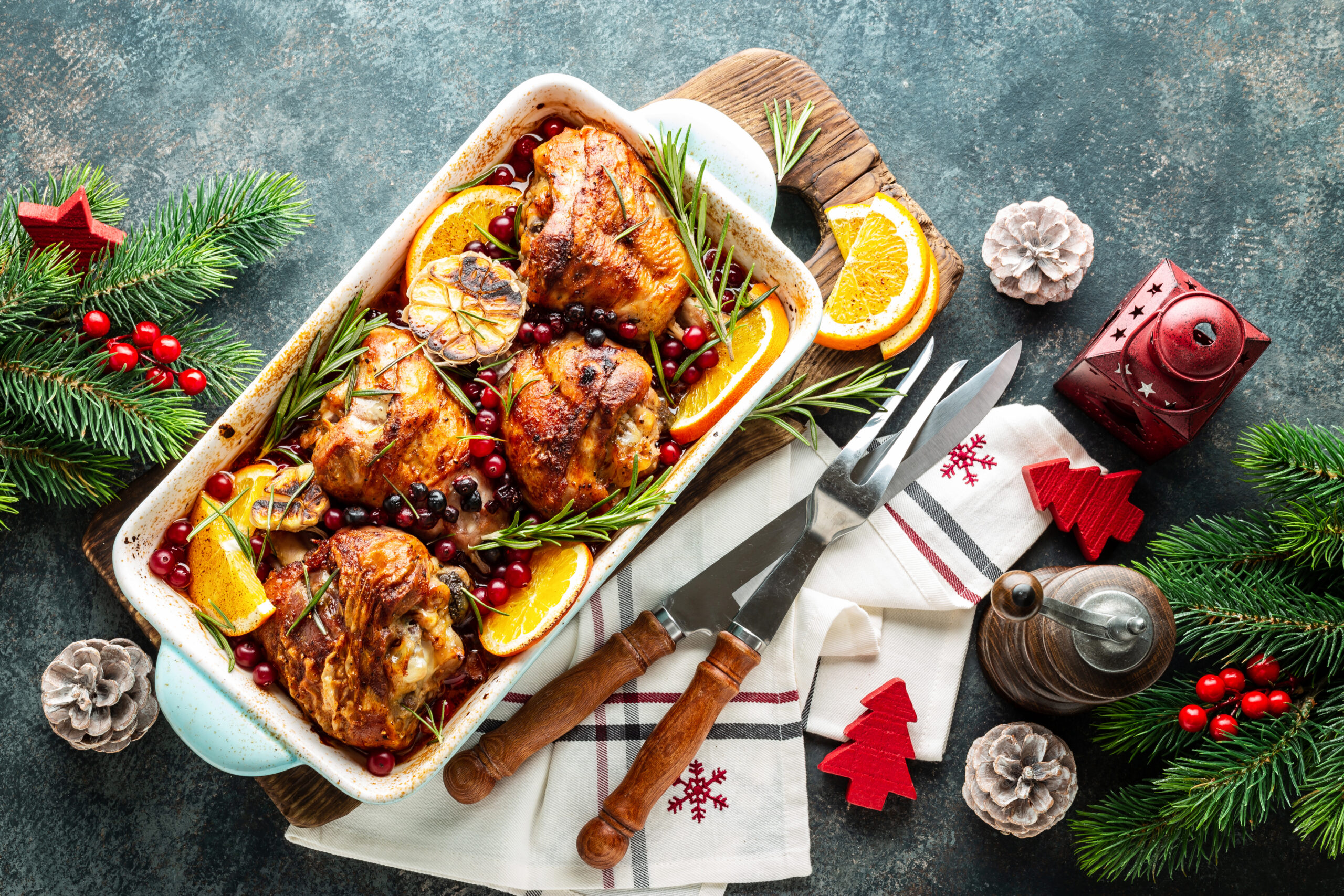 Weihnachtliche Truthahnkeulen gebacken mit Cranberries, Orange und Rosmarin. Ein köstliches Festtagsgericht für die Weihnachtszeit. Draufsicht, flach gelegt.