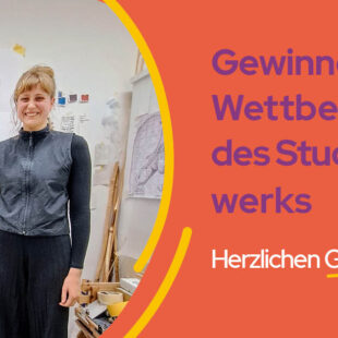 Die Gewinnerin des Studentenwerks-Wettbewerb "Kunst am Bau" steht vor ihrem Kunstwerk.