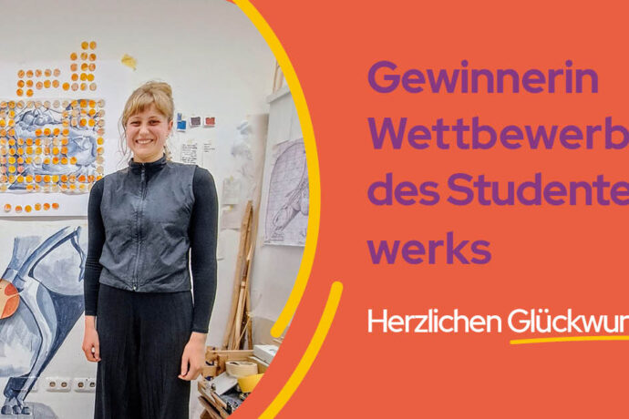 Die Gewinnerin des Studentenwerks-Wettbewerb "Kunst am Bau" steht vor ihrem Kunstwerk.